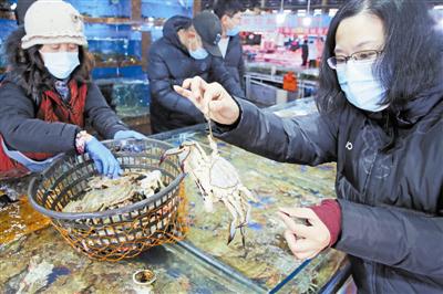 市场供应鲜活海产品充足，市民尽享海洋美味